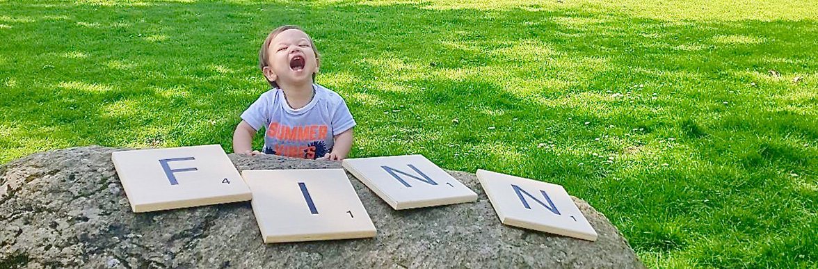 Name in großen Scrabblebuchstaben